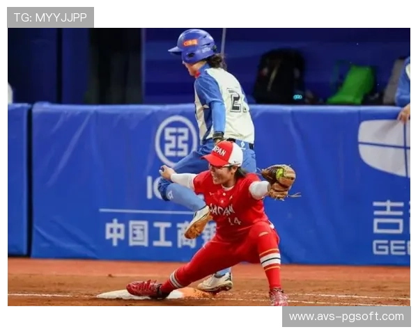 多哈亚运会垒球花絮：朝鲜女垒场下歌声活跃，队员朴实借物御寒